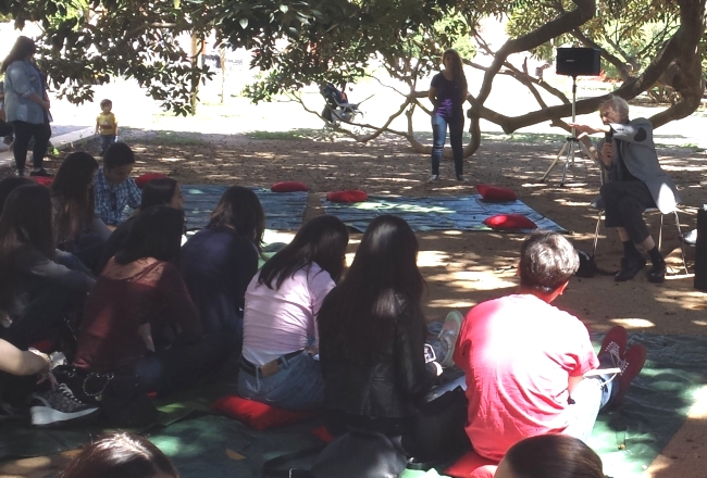 Nella foto il a faccia tra Bauman e gli studenti adolescenti ai Giardini pubblici di Cagliari