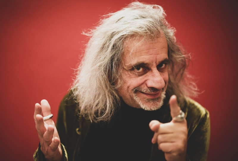Bergonzoni: “Sui social hai consensi ma perdi i sensi. Vi spiego cos’è la Crealtà