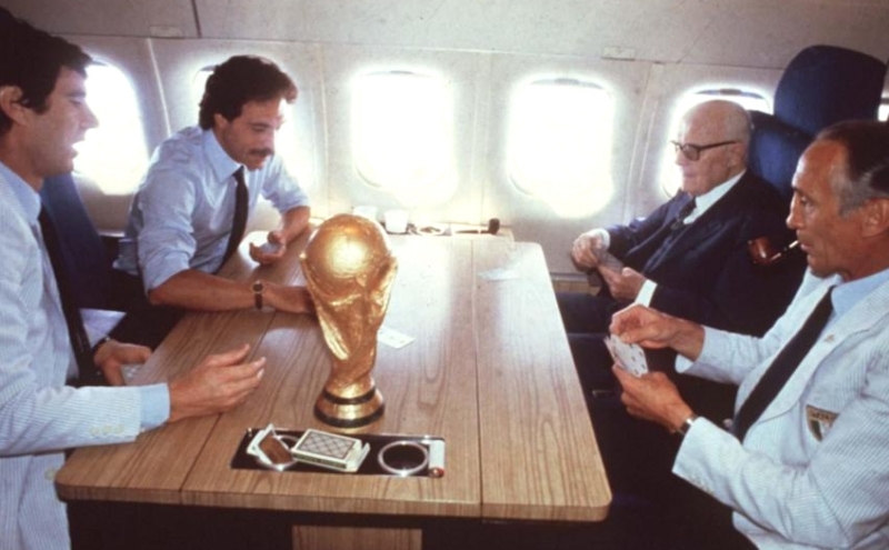 Da sinistra: Zoff, Causio, Pertini e Bearzot giocano a carte in aereo dopo la vittoria dei Mndiali di Calcio nel 1982 (foto Wikimedia CC)